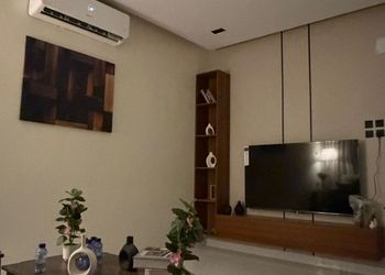 شقة بصالة مريحة وغرفة نوم 