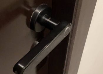 استديو بسرير مريح وأثاث بسيط