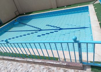 استراحة بمسبح و مسطح اخضر