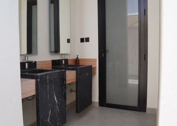 شاليه بجلسة خارجية ومسبح 