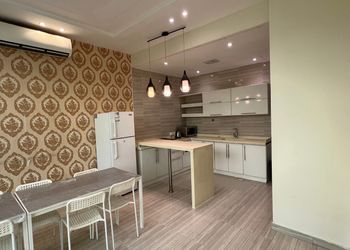 شاليه بمسبح ومسطح اخضر
