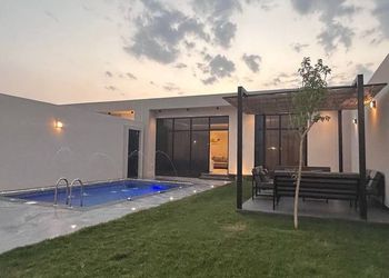 شاليه بمسطح اخضر وجلسة خارجية 