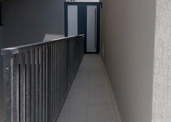شقة بغرفة جلوس وغرفتين نوم 