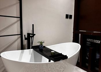 استديو بسرير ماستر وجلسة جانبية