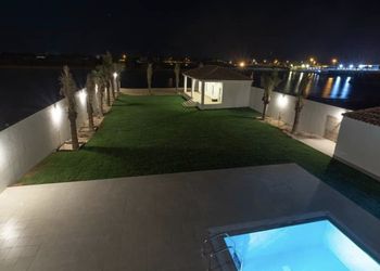 شاليه بإطلالة بحرية ومسبح 