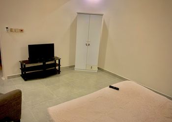 استديو بأثاث مريح وبسيط
