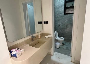 شاليه بمسطح اخضر وجلسة خارجية 