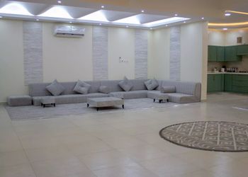 شاليه انيق ومسطح اخضر واسع