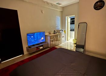 استديو بأثاث مريح وبسيط 