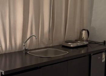شقة بتصميم أنيق وغرفة نوم مريحة