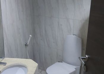 شقة بغرفة نوم وأثاث مريح 