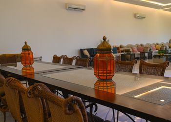 استراحة بصالة انيقة وجلسة خارجية