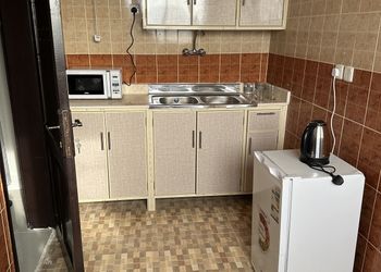 شقة بصالة انيقة وغرفة نوم