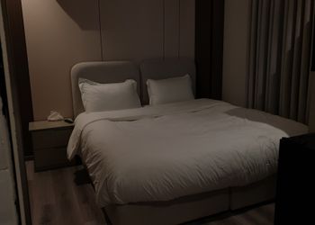 استديو بأثاث مريح وبسيط 