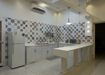 شاليه بمسطح اخضر وجلسة خارجية 