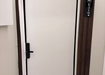 استديو بأثاث مريح وبسيط 