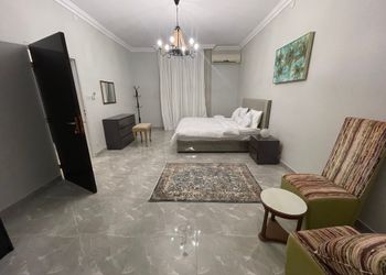 شقة بمجلس وغرف نوم 