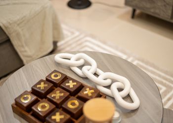 شقة بتصميم أنيق وغرفة نوم مريحة 