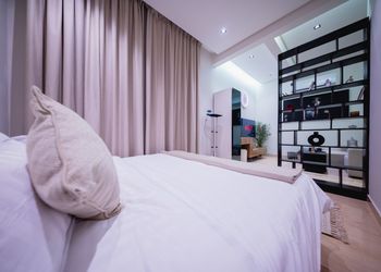 استديو بسرير ماستر وجلسة جانبية 