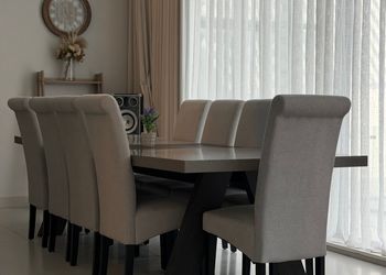 شاليه بجلسة تطل على مسبح خارجي 