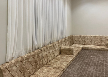 شاليه بمسطح اخضر وجلسة خارجية 