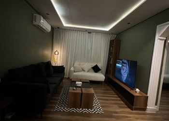 شقة بصالة انيقة وغرفة نوم