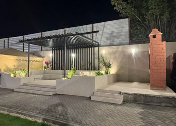 شاليه بمسطح اخضر وجلسة خارجية 