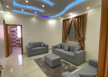 شقة بصالة وثلاث غرف نوم 