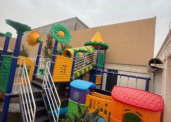 شاليه بمسبح خارجي ومجالس واسعة