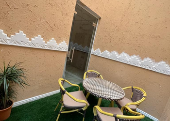 شاليه بغرفة جلوس ومسبح داخلي 