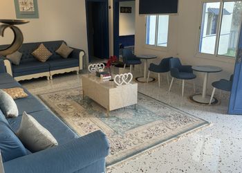 شاليه بجلسة خارجية وألعاب أطفال