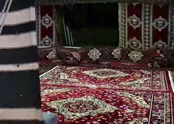 مخيم ببيت شعر ملكي وجلسة خارجية 