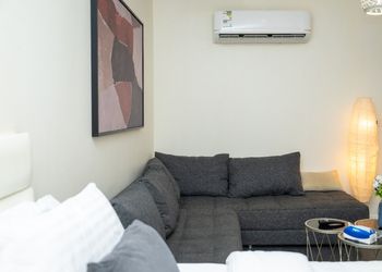استديو بسرير ماستر وجلسة جانبية