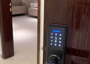 شقة بغرفة معيشة وثلاث غرف نوم 