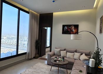 شقة بدخول ذاتي وصالة أنيقة 