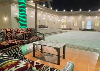 استراحة بجلسة مطلة على المسبح 