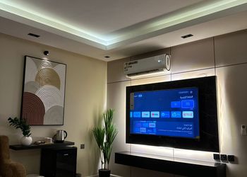 استديو بأثاث مريح وبسيط 