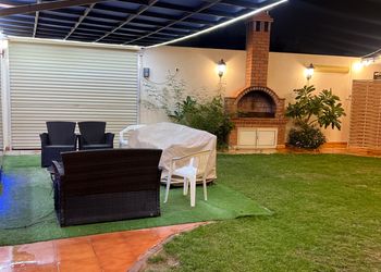 شاليه بمسطح اخضر وجلسة خارجية 