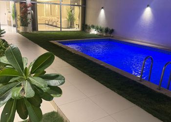 شاليه بجلسة خارجية ومسطح اخضر