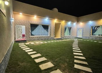 شاليه بجلسة تطل على مسبح خارجي 
