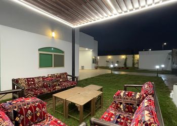 شاليه بمسبح وجلسات خارجية ومجالس
