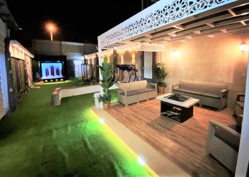 استراحة بجلسة مطلة على مسطح اخضر