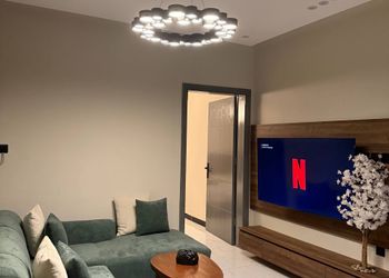 استديو بأثاث مريح وبسيط 