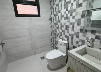 شقة بصالة وغرفة نوم وبأثاث مريح
