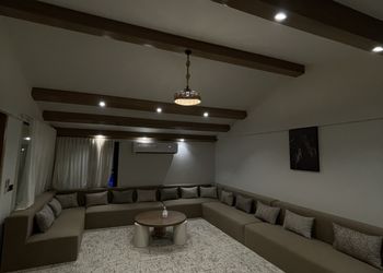 منتجع بمسطحات واطلالة على الجبل