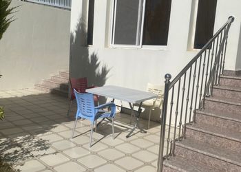 استراحة بمسطح اخضر ومجلس