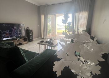 شاليه بصالة مطلة على البحر 