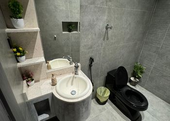شاليه بجلسة خارجية ومسطح اخضر