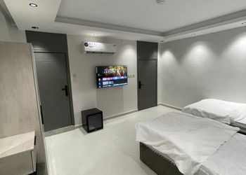 استديو هادئ بأثاث مريح