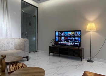 شقة بغرفة معيشة وغرفتين نوم 